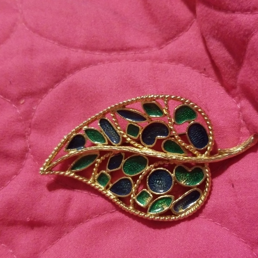 Leaf brooch